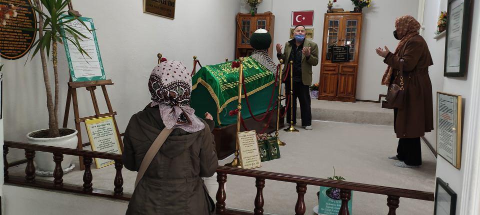 <p>‘Tezeren Dede’ türbesi, varislerine ait evin içinde bulunmasıyla dikkati çekiyor.</p>
