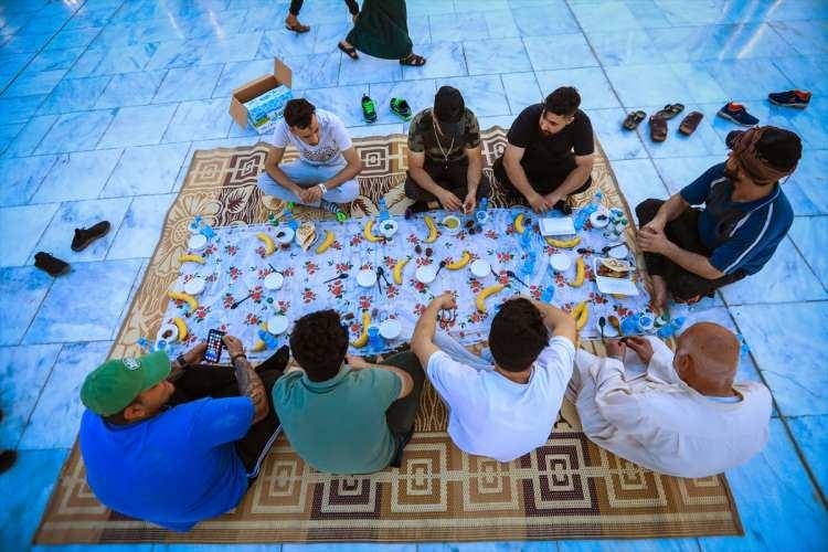 <p>Um Gayth'ın mütevazı iftar sofrasında dolmanın yanı sıra yerli hurma ve ev yapımı ayran bulunuyor.</p>

<p> </p>
