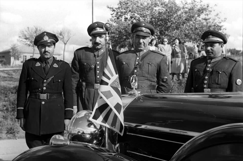 <p>Resmi bir ziyaret amacıyla 1951 yılında Türkiye'ye gelen Ürdün Kralı'nın Ankara'da korumalığını yapan polisler. </p>
