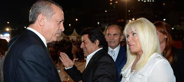 <p>Ajda Pekkan, röportajında, Cumhurbaşkanı Recep Tayyip Erdoğan önderliğinde gerçekleşen programlara katılması üzerine iktidar karşıtları tarafından gelen eleştirilere değindi.</p>

<p> </p>
