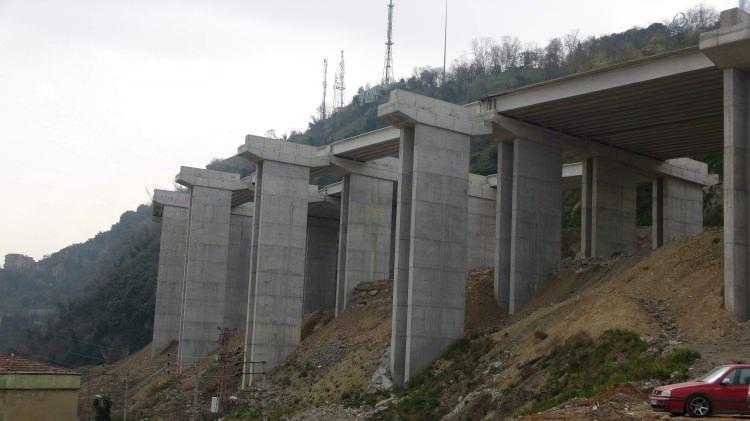 <p><strong>Tamamlanan yollar trafiğe açılıyor<br />
<br />
</strong>Çalışmalar sürürken bir yanda da tamamlanan yolların trafiğe açılma işlemi sürüyor.</p>