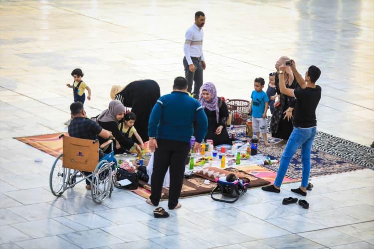 <p>Geylani Külliyesi'nde iftar etme geleneğinin Osmanlı belgelerine göre yaklaşık 540 yıl öncesine kadar gittiğini kaydeden Salih, burada yoksullara iftar dağıtımı geleneğinin ise Kanuni Sultan Süleyman, 4. Murat ve Abdülhamit Han dönemlerinde de olduğunu söyledi.</p>
<p> </p>