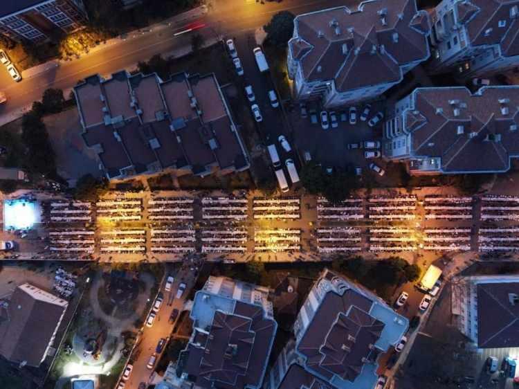 <p>O defter son sözü söyleyecek olan defteridir. Bu bakımdan çok özel günlerden geçiyoruz. Özel bir ibadeti yaşıyoruz hep beraber. Bu günlerin memleketimiz için, milletimiz için, bütün insanlık için, bütün Müslümanlar için hayırlı olmasını, bereketli olmasını Cenab-ı Haktan diliyorum. Gerçekten dünyamız çok zor günlerden geçiyor. Hemen yakınımızda, burnumuzun dibinde yaşanan bir savaş var. Dünyanın dengeleri değişti. İşte böyle bir dönemde, bu mübarek Ramazan ayındayız, Duaların kabul olduğu bu mübarek Ramazan ayındayız. Salgın süreci yaşadık, çoğu günlerde eve kapalı kalmak zorunda olduk ve iki yılda evimizde yalnız başımıza sadece aile efradımızla muhatap olarak iftarlar yapıyorduk. O günler geçti. Bugün işte böyle meydanda binlerce kişi hep beraber iftar yapalım diyoruz. Ben hepinize iştirakimiz katılımınız için teşekkür ediyorum. Allah, Ramazanı hepimiz için mübarek eğlesin. Bizleri bayrama ve bir daha ki senelerin Ramazanına sağlık, afiyetle eriştirsin. Hürmetle hepinizi selamlıyorum” dedi.</p>
