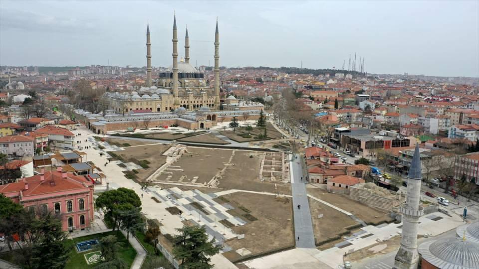 <p>Ramazan Bayramı'nda açılışı gerçekleştirilecek Selimiye Meydanı düzenleme çalışmalarında sona yaklaşıldı.</p>
