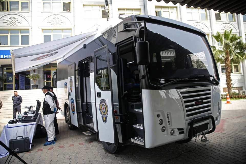 <p>Mersin'de, polislerin her türlü arazi ve iklim şartlarında görev yaparak olaylardan hızlı sonuç alabilecekleri "Kıraç" isimli mobil kriminal polis laboratuvarı hizmete girdi.</p>
