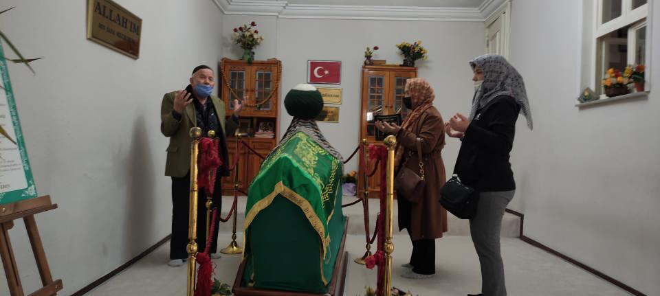 <p> 'Evliyalar ve Sultanlar şehri' olarak da anılan Bursa'da bir evde bulunan Tezeren Dede türbesi, Ramazan ayında vatandaşların ilgi odağı oluyor.</p>
