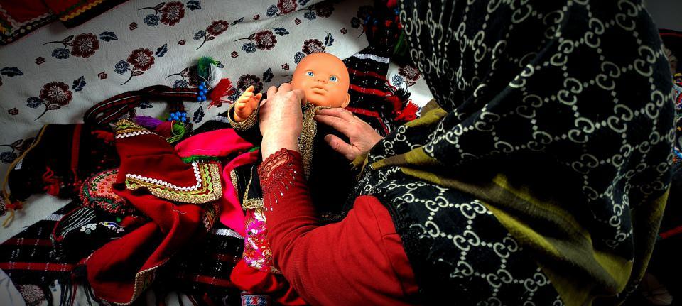 <p>Kadınların sanat eseri gibi süsledikleri bebekleri çok beğenilip büyük rağbet görüyor. Köyde işitme engelli Nurhayat Yılmaz'da bebek yapım işini öğrenek bebek yapmaya başladı. evinde bebek yaparak satan engelli kız aile bütçesine katkıda bulunuyor.</p>
