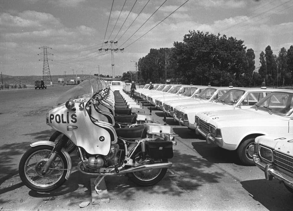 <p>Emniyet Genel Müdürlüğü tarafından 1970li yıllarda alınan trafik hizmetinde kullanılacak motosikletler ve araçlar </p>
