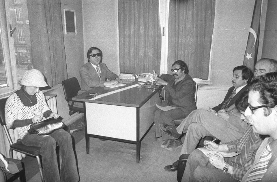 <p>Körlere Işık Derneği Başkanı'nın 6 Ocak 1977'de düzenlenen basın toplantısında, görme engelli AA muhabiri Aziz Kürkçü (sol 3) de bulunmuştu.</p>
