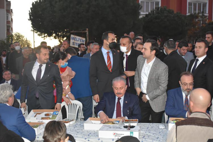 <p>TBMM Başkanı Prof. Dr. Mustafa Şentop’un katkılarıyla Süleymanpaşa Belediyesi tarafından düzenlenen iftar programına binlerce Süleymanpaşalı katıldı.</p>
