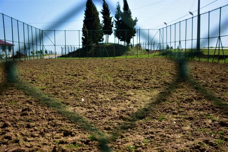 <div>Sonrasında bunları tekrar götürdüler. Süreç dördüncü yılına yaklaşırken bu olmadı. Olmayınca da biz köylüler, ‘Bari soğan ekelim de bir işe yarasın’ dedik. Bu maksatla soğan olayını başlatmış olduk. Bu bizim hem belediyemize hem de halkımıza bir duyurumuz. Gerçekten biz hizmet istiyoruz. Hizmeti daha iyi olan bir belediye bizim için baş tacı olan bir belediyedir” dedi.</div>

<div> </div>
