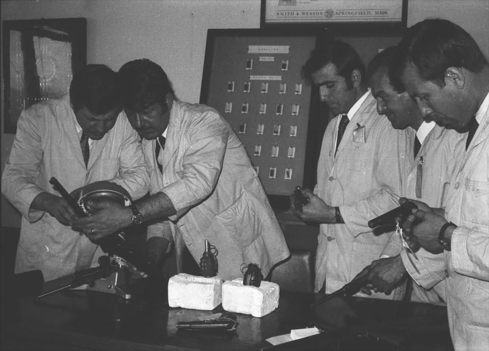 <p>1970'li yıllarda Polis Kriminal Laboratuvarları'nda inceleme yapan çalışanlar. </p>
