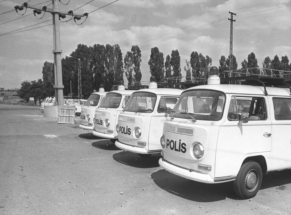 <p>Emniyet Genel Müdürlüğü tarafından 1970'li yıllarda trafik hizmetleri için kullanılmak üzere alınan polis araçları. </p>
