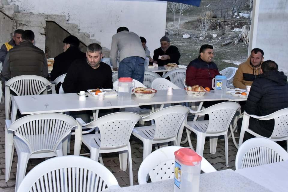 <p>Güzel insanları var bu bölgenin. Bizim köyümüzde de buna benzer bir örnek var. Orada da 2 yıldır yapılamıyordu, burada da 2 yıldır pandemi nedeniyle yapılamıyormuş. Allah razı olsun yapandan, önder olandan, katkıda bulunandan” ifadelerini kullandı.</p>