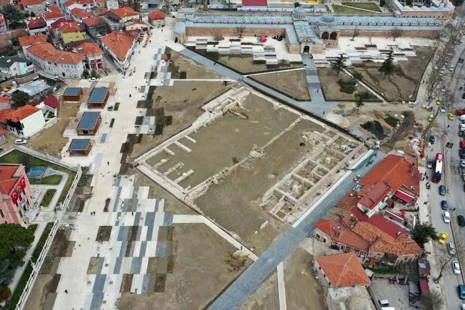 <p>UNESCO'nun Dünya Kültür Mirası Listesinde yer alan Selimiye'nin çevresinin atıl olmasının herkesi üzdüğünü belirten İba, vatandaşlardan ve esnaftan bu konuda talepler geldiğini ifade etti.</p>

<p> </p>
