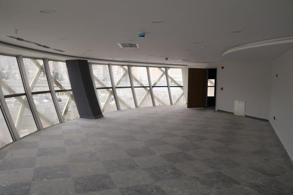 <p>Bölge halkının da dört gözle beklediği ve Doğu Karadeniz’in sembolü olmaya aday olan projede 7 katlı 29 metrelik çay bardağı şeklindeki binası ve bu binanın içerisinde ise içerisine kokularının daha şimdiden hapsedildiği 13 duyusu ile hizmet verecek olan 13D bir sinema da yer alıyor.</p>
