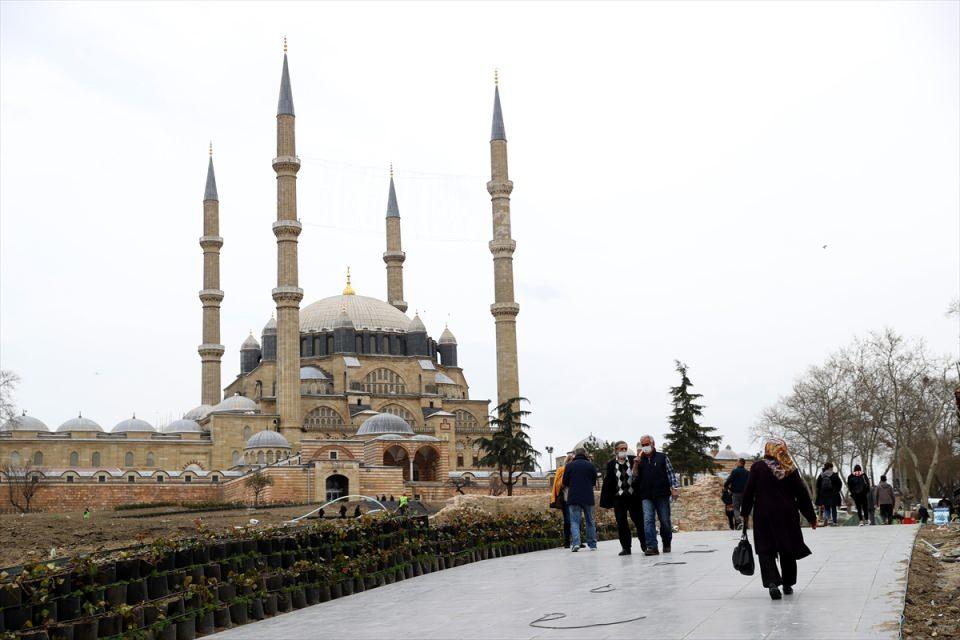 <p>İşte o gün, Selimiye Meydanı için milat oldu. Bakanlığımızın nezdinde başlatılan ve finansmanı da yine bakanlığımız tarafından sağlanan proje büyük bir hızla devam ediyor." dedi.</p>