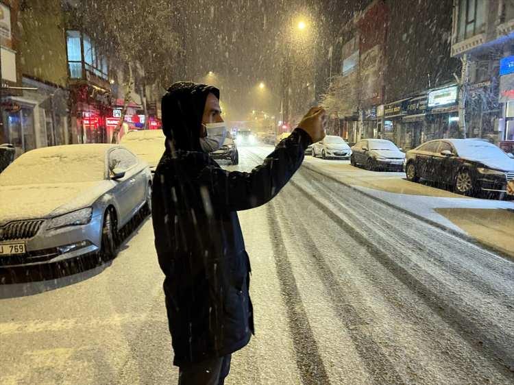 <p>Ardahan ve çevresinde 2 gündür devam eden yağmur, akşam saatlerinde yerini kara bıraktı. </p>
