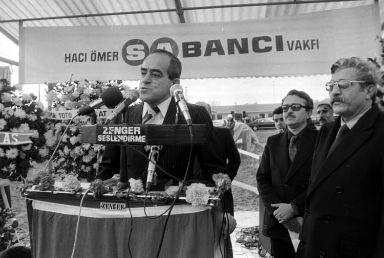 <p>İş insanı Sakıp Sabancı, İstanbul’da 10 Nisan 2004’te 71 yaşındayken hayata veda etti. </p>
