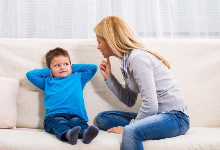 <p><strong>Hemen hemen her anne ve babanın belli bir yaştan sonra çocukların söz dinlememesinden şikayet eder. Ancak çocukların kendilerini birey olarak hissettikleri yaştan sonra bu şikayetler doğrultusunda psikolojik etkiler ortaya çıkabilir. Bunların yaşanmaması için uzmanlar anne ve babalara bazı tavsiyelerde bulunur. Söz dinlemeyen çocuğa nasıl davranılmalı? Söz dinlemeyen çocuk sahibi olan anne ve babalara tavsiyeler...</strong></p>
