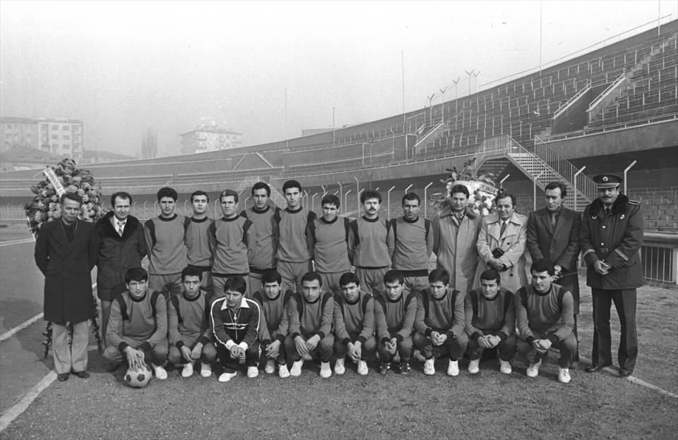 <p> Ankara 2. Amatör Küme'de mücadele eden Emniyetspor'un 30 Kasım 1982'de düzenlenen sezon açılışına dönemin Ankara Emniyet Müdürü Ünal Erkan (ayakta sol 2) da katıldı.</p>
