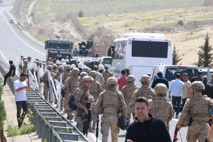 <p>Aralarında HDP'li vekillerin de olduğu grup, gitmekte ısrar edince gerginlik yaşandı. Kısa süreli gerginlik, gruptakilerin basın açıklaması yaparak bölgeden ayrılması ile son buldu.</p>
