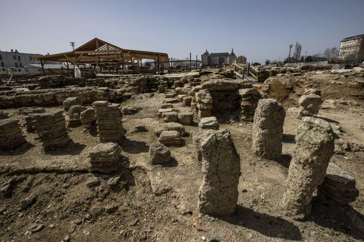 <p>Toplu mezar bulunan noktalardan birinde Azize Bassa Kilisesi'ne ait kalıntı olduğunu düşündüklerini anlatan Asal, yine kaynaklarda da bahsedilen ayazmanın da ortaya çıkarıldığını, bunların onarımıyla ilgili çalışmaların başladığını aktardı. Asal, bu buluntuların Türkiye ve İstanbul arkeolojisi için önemli çalışmalar olduğunu vurguladı.</p>
