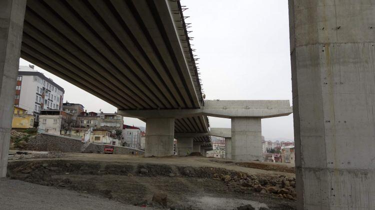 <div>Çalışmaların sürdüğü bu kesimde Bahçecik Tüneli (Çift tüp -534 metre) ile Boztepe Tünelinde (Çift Tüp- 673 metre) kazı ve tahkimat işleri tamamlanmış olup Cephanelik, Yenicuma1, Yenicuma 2 ve Boztepe Köprülü Kavşakları ile Çukurçayır 1 Tünelinin (Çift tüp-340 metre) yapım çalışmaları sürüyor.</div>
<div> </div>