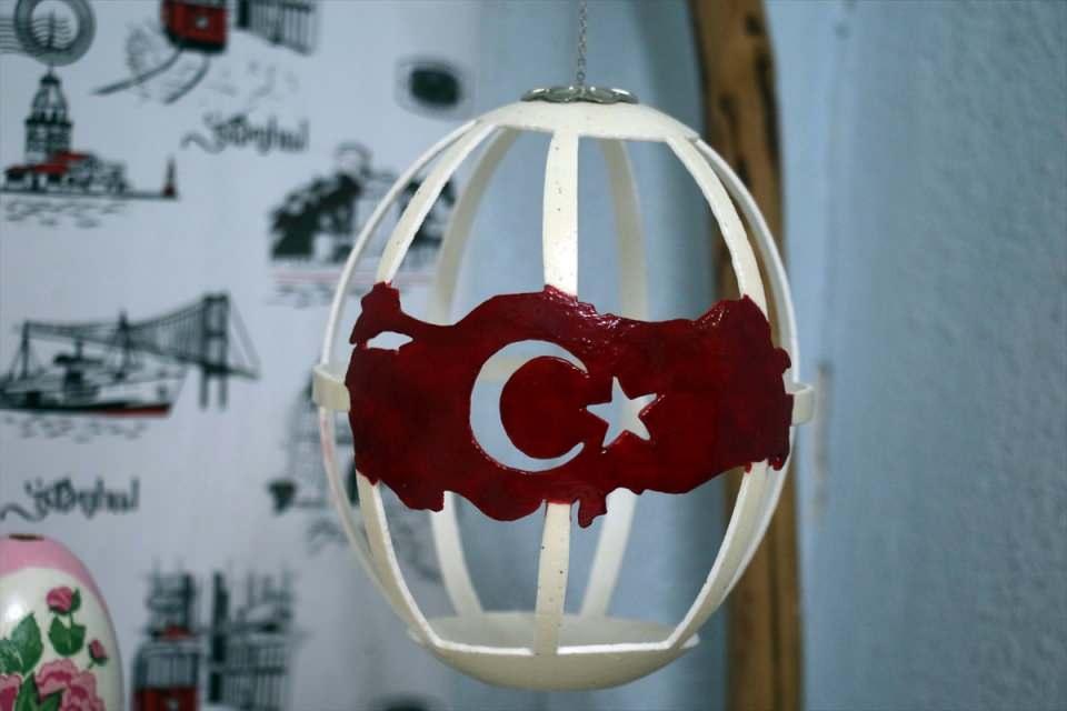 <p>Boyutu en küçük olan Hint bülbülünden en büyük deve kuşu yumurtalarına kadar çeşitli boyutlarda çalışma yapabildiğini, altına küçük bir delik açarak içini boşalttığı yumurtaları, zar temizliğinin ardından kuruttuğunu anlattı.</p>

<p> </p>
