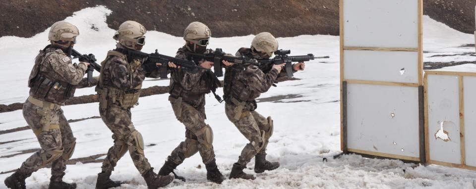<p>Türk Polis Teşkilatının kuruluşunun 177'nci yıl dönümü ve 10 Nisan Polis Haftası'nı kutlamanın da heyecanını yaşayan kadın polisler, kentteki stratejik noktalarda gece gündüz nöbet tutup, atış eğitimlerini aralıksız sürdürüyor. </p>

<p> </p>
