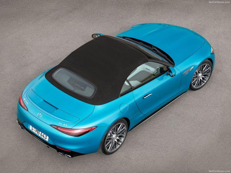 <p>AMG'nin elektrikli turbo sisteminde, iki türbin arasına yerleştirilen küçük bir elektrik motoru, araç çalıştığı andan itibaren turbo milini çevirmeye başlıyor ve egzoz gazı basıncı yeterli düzeye gelinceye kadar onun görevini üstleniyor.</p>