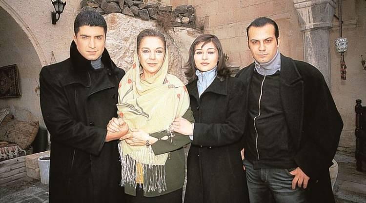 <p><span style="color:#B22222"><strong>1999 yılında çekilen, Ferzan Özpetek‘in yönettiği “Harem Suare” filminde birçok yabancı oyuncunun yanında Haluk Bilginer, Pelin Batu, Nilüfer Açıkalın, Ayla Algan ile birlikte oynamıştır.</strong></span></p>