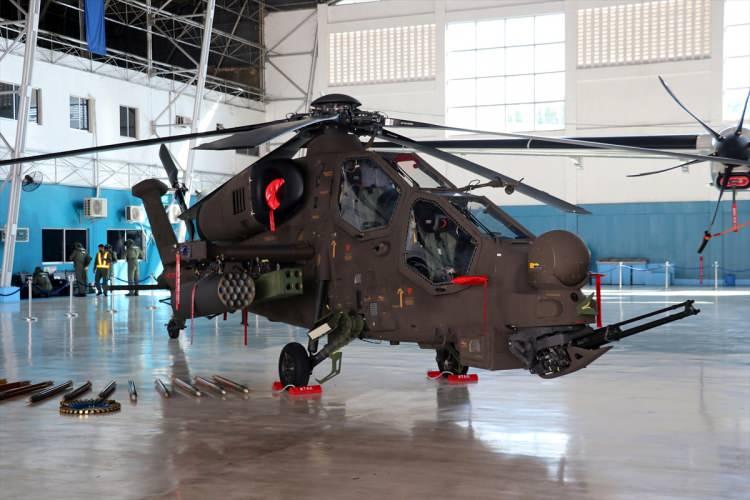 <p><strong> Yeni helikopterlerin yolunu açtı</strong></p>
<p>Türk Silahlı Kuvvetlerinin taarruz helikopteri ihtiyacını karşılamak amacıyla Türkiye'ye özgü milli kabiliyetler kullanılarak geliştirilen Atak, kendi sınıfındaki en etkin taarruz helikopteri olarak dikkati çekiyor.</p>