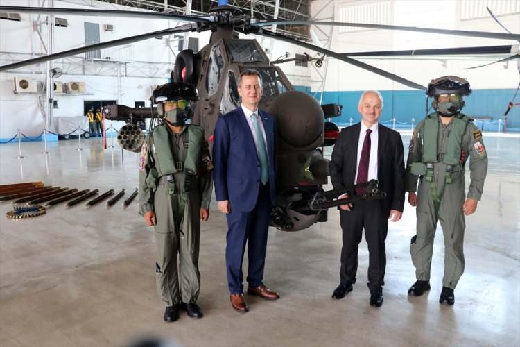 <p>Türk savunma sanayisinin NATO standartlarına uygun ürünler ürettiğine ve AR-GE projelerine yaptığı yatırımlarla üretim çeşitliliğini artırdığına dikkati çeken Demir, Türk Silahlı Kuvvetlerinin ihtiyacının yüzde 80'den fazlasının yerli olarak karşılandığını bildirdi. Demir, şu değerlendirmede bulundu:</p>
<p>"Türk savunma sanayisi şirketleri, kendini kanıtlamış sistemleri ve ürünleriyle küresel oyuncular haline geliyor. Bugün Türkiye'nin önde gelen savunma şirketleri TUSAŞ, ASELSAN ve ROKETSAN'ın üst düzey yöneticileriyle birlikteyim. </p>