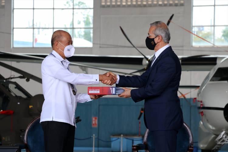 <p><strong>İkinci Atak paketi için görüşülüyor</strong></p>
<p>Türk savunma sanayisi firmaları Filipinler'e bugüne kadar zırhlı araç, mühimmat, fişek, tabanca ve gece görüş dürbünün aralarında bunduğu bir dizi ürün ihraç etti.</p>