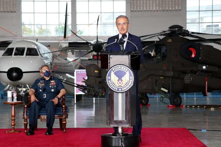 <p><strong>İsmail Demir de iki dost ülke için böylesine tarihi bir ana tanıklık etmekten duyduğu mutluluğu dile getirdi.</strong></p>
<p>SSB ile Filipinler Savunma Bakanlığı arasında imzalanan Savunma Sanayii İşbirliği Mutabakat Zaptı ile bu alandaki iş birliğinin devletler arası düzeye ulaştığını vurgulayan Demir, "Dostluk ve ortak çıkar temelinde savunma sanayisi iş birliğini geliştirmek ve güçlendirmek için bir çerçeve oluşturduk. </p>