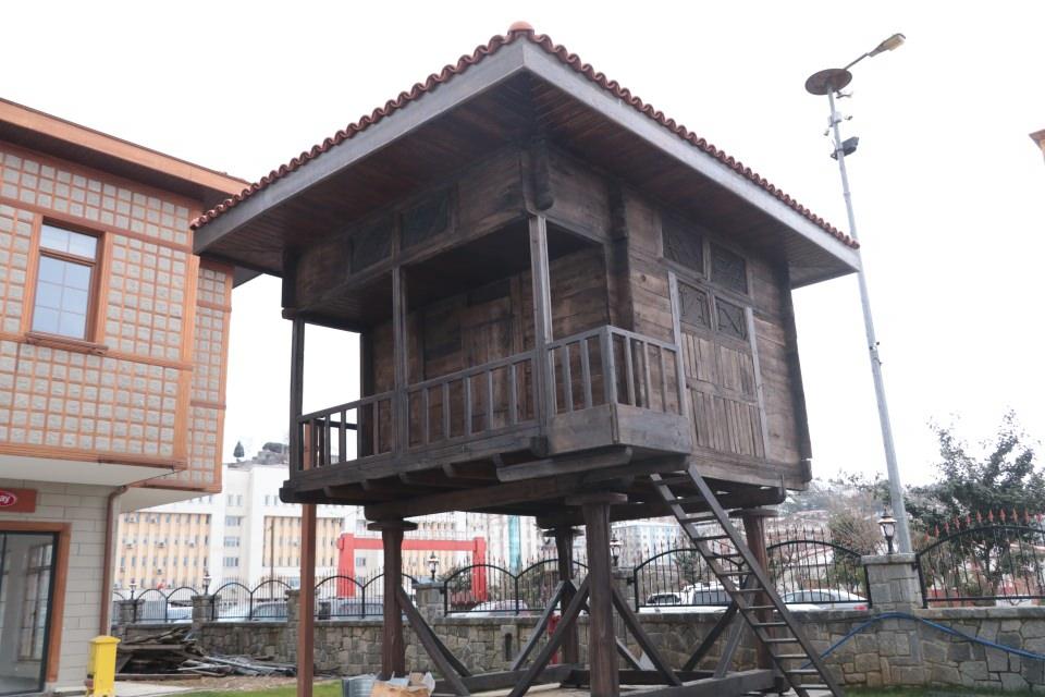 <p>Karadeniz’de bir cazibe merkezi gösterin derler, siz düşünürsünüz ve o dostumuz der ki Ordu’da teleferik şehre turist çekiyor derler. Gerçekten de doğru. Başka dediğimiz de o dostumuz diyor ki Samsun Atakum'da bölgeye turist çekiyor der. Biz Rize Çay Çarşımızın Rizemize çok daha farklı katkılar yapacağına inanıyoruz. Anzer Balı, Rize Kavurması, Feretiko gibi ürünlerimizi sergileyebileceğimiz 6 adet dükkanımız olacak. Çaykur Rizespor’umuza ürünlerini satabileceği bir dükkan ayırdık. İştirakçimiz olan Rize Belediyesi için, kadın kooperatiflerinin ürünlerini satabileceği bir alan tahsis ettik. Mimarisi ile fotoğraf karelerinde yer alacak değirmenimiz var" dedi.</p>