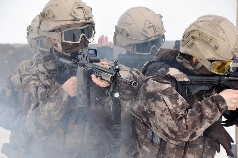 <p>Türk Polis Teşkilatı olarak temel ilkelerin toplumun huzuru ve refahı olduğunu belirten kadın polisler, kendilerine her zaman milli mücadelenin kadın kahramanları Nene Hatun ile Kara Fatma'yı örnek aldıklarını söyledi. </p>
