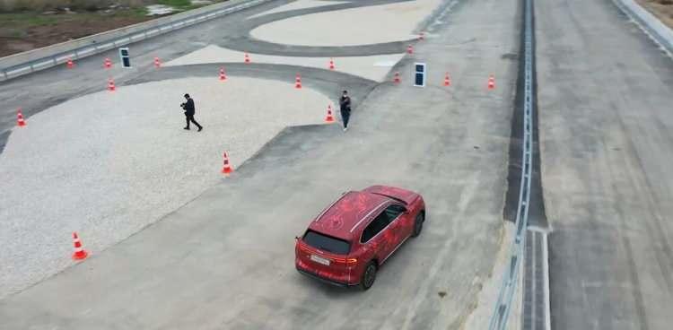 <p>Ardından C segmentindeki Sedan ve Hatchback modelleri üretim sırasına girecek. Takip eden yıllarda B-SUV ve C-MPV’nin de aileye katılmasıyla, aynı DNA’yı taşıyan ve 5 modelden oluşan ürün gamı tamamlanacak.</p>