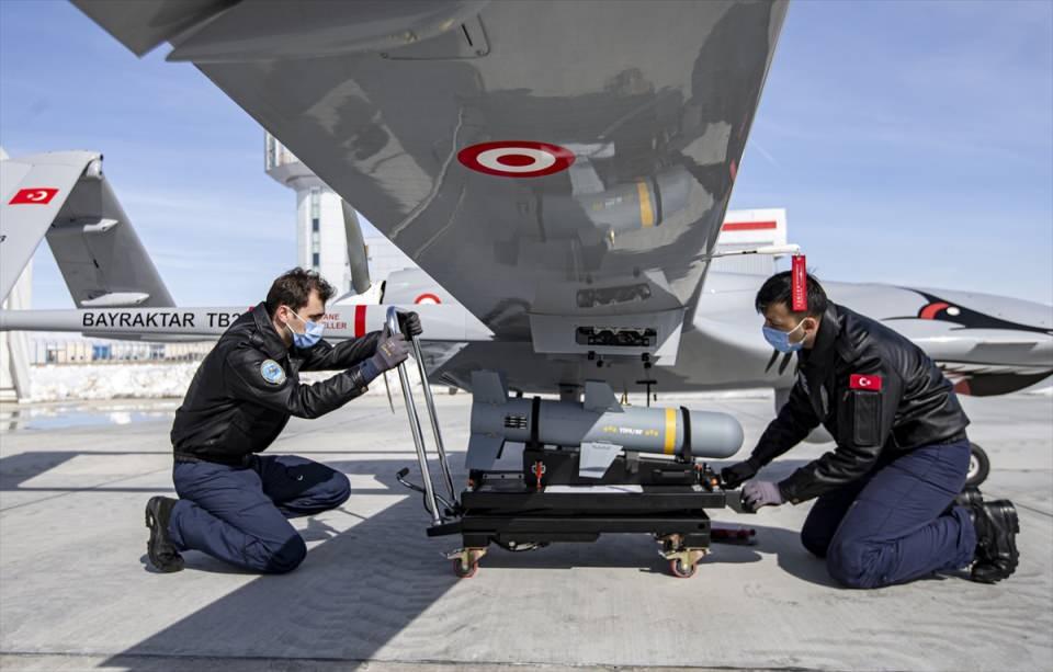 <p><strong>- Terör hedeflerini tam isabetle vuruyorlar</strong></p>
<p>Terörle mücadelede etkin kullanılan İHA ve SİHA'lar, belirlenen terör hedeflerini tam isabetle vurmasıyla operasyonlarda hava gücü olarak katkı sağlıyor.</p>
<p> </p>