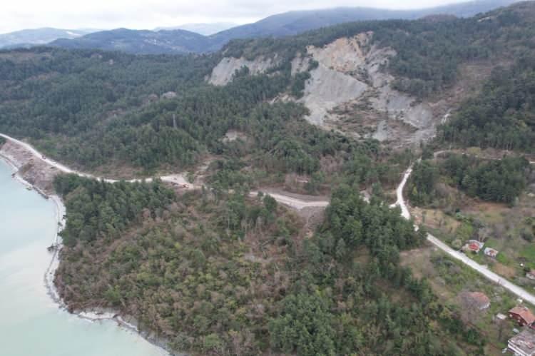 <p>Kastamonu’da Abana-İnebolu karayolu üzerinde kar sularının erimesiyle dağın büyük bölümü kaydı. Dağdan kopan toprak kütlesi, köy yolunu ulaşıma kapattı. Ekiplerin bölgede çalışması devam ediyor.</p>
