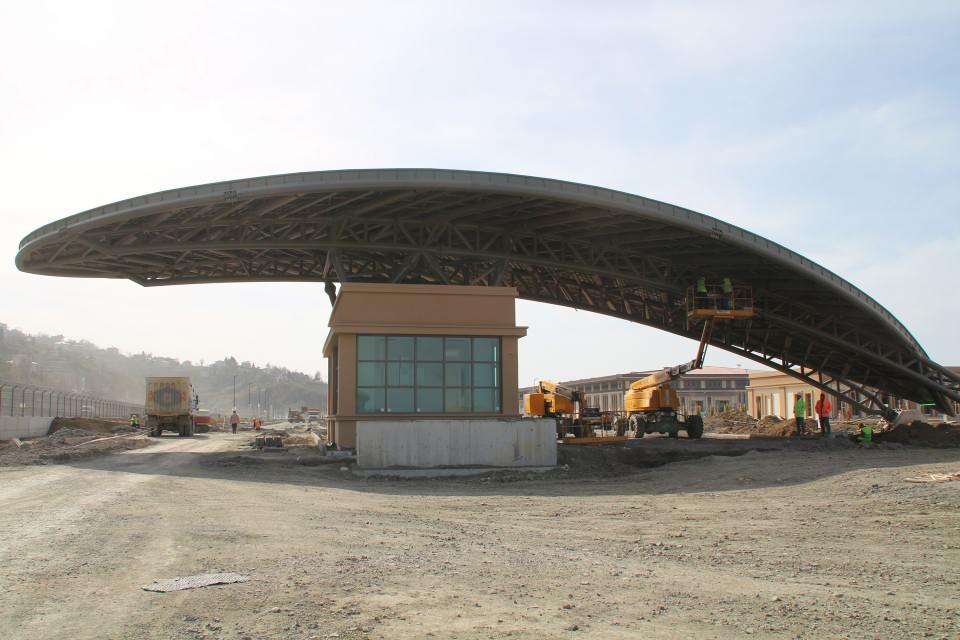 <p>Tabelası asılan havalimanının 3 bin metre uzunluğunda, 45 metre genişliğindeki çizgileri çizilen, yaklaşım ışıkları hazır hale getirilen pistine ilk uçağın salı günü inmesi planlanıyor.</p>