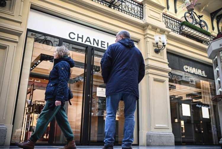 <p><span style="color:#800080"><strong>Rusya’nın Ukrayna’ya yönelik saldırılarının ardından gelen yaptırımlara tüm dünyada tanınan moda devi Chanel de dahil oldu.</strong></span></p>
