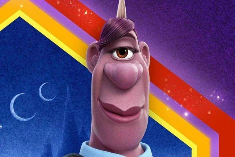 <p><strong>'BAYANLAR VE BAYLAR' DEMEK YASAK</strong></p>
<p>“Disney CEO’su Bob Chapek, yasayı iptal etmek için çalışacağına söz vererek LGBTQIA topluluklarının haklarını savunmakta yetersiz kaldıkları için özür diledi. Animasyonlar Başyapımcısı Latoya Raveneau, programlarında eşcinsellik ajandalarını gizlemeye gerek kalmadığını, herkesin bunu artık desteklediğini iddia etti. Çeşitlilik ve İçerik Şefi Vivain Ware, geçen yazdan beri cinsiyetçi tüm selamlaşmaları yasakladıklarını, Tema Parkı ziyaretçilerine ‘bayanlar ve baylar’ yerine ‘her yaştan hayalperestler’, ‘arkadaşlar’ gibi hitaplar kullanma eğitimleri verdiklerini anlattı.”</p>