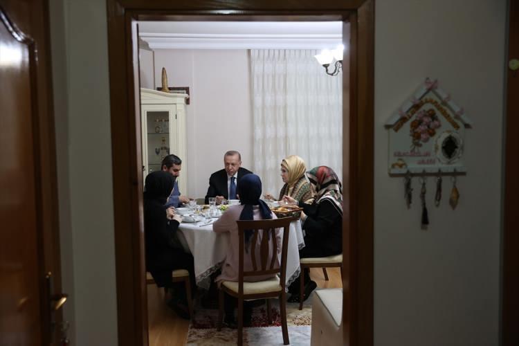 <p>Cumhurbaşkanı Erdoğan ve eşi Emine Erdoğan, ramazanın üçüncü iftarında Ümraniye ilçesinde oturan Ersin Kılıçaslan ve ailesinin misafiri oldu.</p>

<p> </p>
