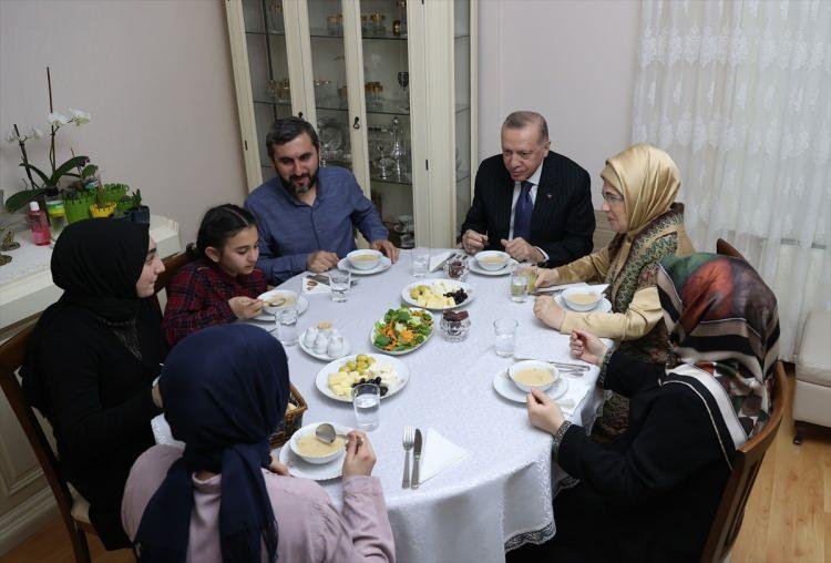 <p>Cumhurbaşkanı Recep Tayyip Erdoğan ve eşi Emine Erdoğan, evinde ziyaret ettikleri 3 çocuklu aileyle iftar yaptı.</p>

<p> </p>
