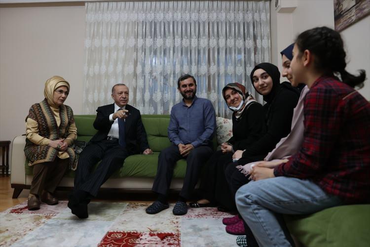 <p>Erdoğan çifti, yemek öncesi evdekilerle sohbet etti.</p>

<p> </p>

