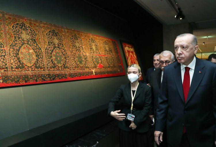 <p>Asırlar boyunca farklı inanışların, farklı kültürlerin, farklı yaşama biçimlerinin beşiği olmuş İstanbul'umuz bu eseri de gururla taşıyacaktır Ülkemiz bir dönem maalesef tarihiyle, medeniyetiyle, kültürüyle bağını koparmak için özel gayret sarfeden bir zihniyetin tasallutu altında kaldı. </p>

<p> </p>
