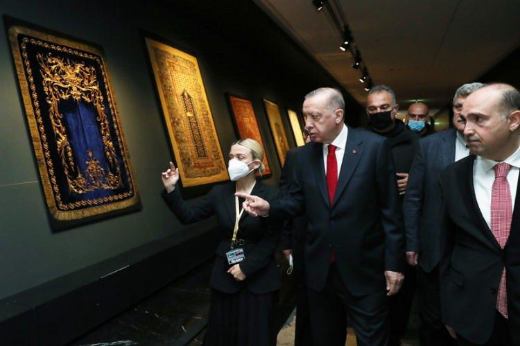 <p>Ecdadın bin bir emekle kurduğu şehirlerimiz binlerce yıllık medeniyet değerlerimiz bilinçli şekilde tahrip edildi. Yakın tarihimiz bu acı hakikatin hatıralarıyla doludur” diye konuştu.</p>
