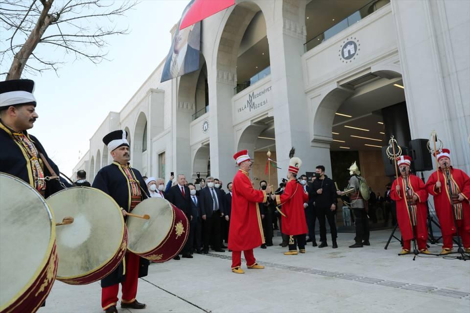 <p>Cumhurbaşkanı Recep Tayyip Erdoğan, Büyük Çamlıca Camisi Külliyesi'nde yer alan Milli Saraylar İslam Medeniyetleri Müzesinin açılış törenine katıldı.</p>

<p>​</p>
